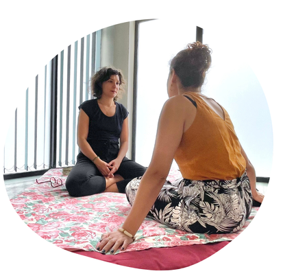 2 personnes discutent sur un futon de massage avant une séance de shiatsu